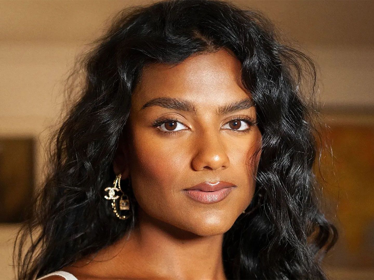 41 beautiful wavy hairstyles from ghost waves to cropped waves